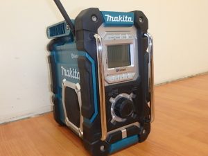 マキタ　充電式ラジオ　MR108-1