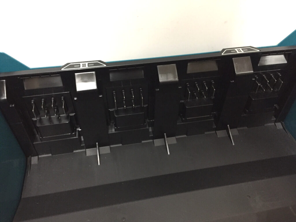 マキタ 多口充電ケース BCC01-4